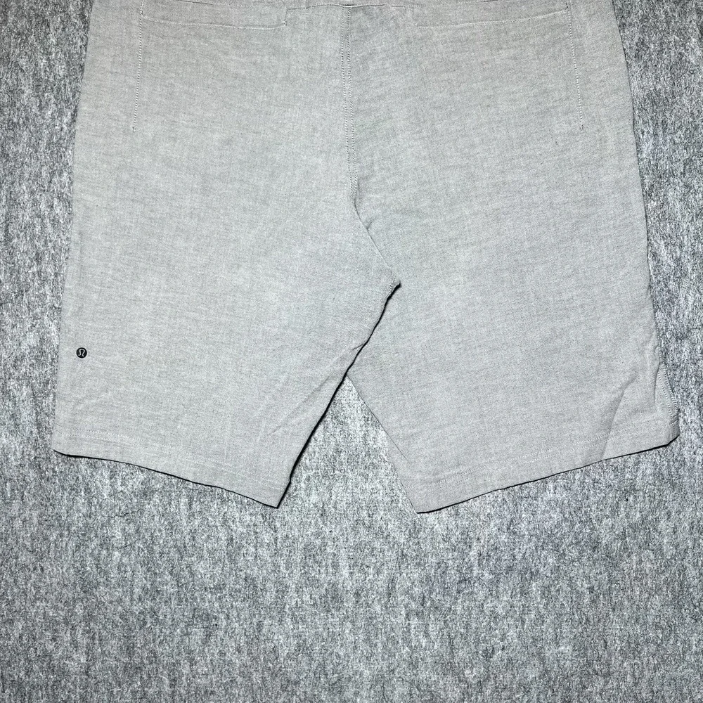 Lululemon Commission Shorts Men 38 x 11 Light Gray Chino Casual Summer Logo